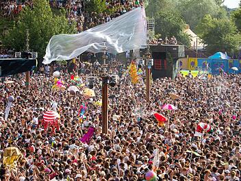 70.000 Besucher feierten auf dem Fusion-Festival. Doch eine Tragödie überschattet das Event: Ein 28-Jähriger wurde tot in seinem Zelt aufgefunden. Foto: Christian Charisius/dpa