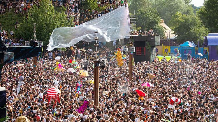 70.000 Besucher feierten auf dem Fusion-Festival. Doch eine Tragödie überschattet das Event: Ein 28-Jähriger wurde tot in seinem Zelt aufgefunden. Foto: Christian Charisius/dpa