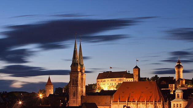 An einem sch&ouml;nen Sommertag kann man in N&uuml;rnberg viel erleben - auch ein Spaziergang durch die Altstadt kann entspannend sein. Foto: Daniel Karmann/dpa