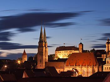 An einem schönen Sommertag kann man in Nürnberg viel erleben - auch ein Spaziergang durch die Altstadt kann entspannend sein. Foto: Daniel Karmann/dpa