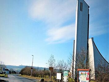 Was lange währt, wird endlich gut. So könnte man den Gehsteigbau in der Bernecker Straße bezeichnen, der nach fast 18 Jahren Wartezeit in Angriff genommen werden soll. Die Haltestelle (rechts im Bild) soll erhalten bleiben.  Foto: Werner Reißaus