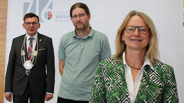 B&uuml;rgermeister Armin Warmuth (links) hat zwei neue Stellvertreter: Elisabeth Assmann (vorne) ist 2. B&uuml;rgermeisterin, Christian Fenn wurde zum 3. B&uuml;rgermeister gew&auml;hlt.  Foto: Ralf Ruppert