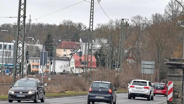 Nach der Frankenbrücke wird die B4 wieder zweispurig. Den vierstreifigen Ausbau hat der Stadtrat abgelehnt.
