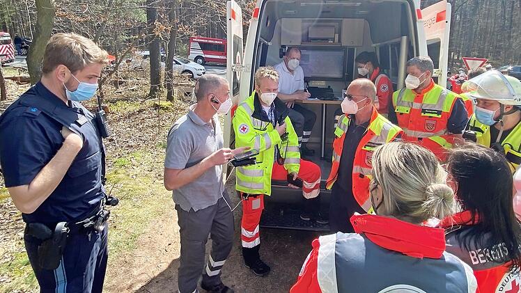 Nahezu 200 Einsatzkr&auml;fte von Polizei, Feuerwehr, Rettungsdienst und Katastrophenschutz waren an der Suche im Gebiet zwischen Lauter und Stettfeld beteiligt. Die Einsatzleitung teilte Suchgebiete ein und wertete stets neue Informationen aus.