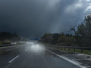 Symbolbild: Regen, Aquaplaning