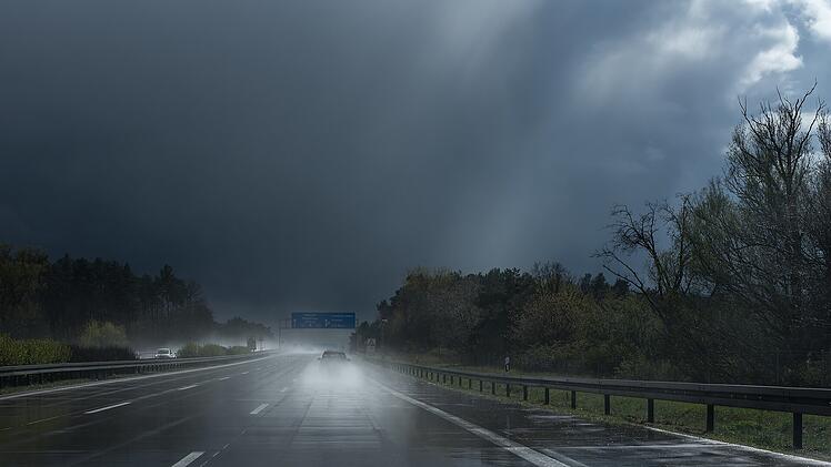 Symbolbild: Regen, Aquaplaning