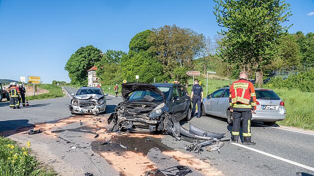 Frontalcrash im Kreis Bamberg mit Verletzten - erschwerter Einsatz
