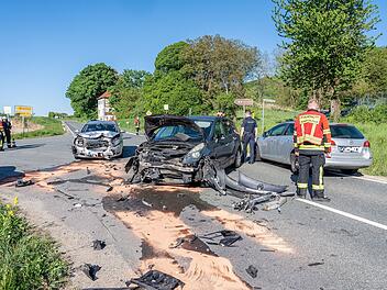Frontalcrash im Kreis Bamberg mit Verletzten - erschwerter Einsatz