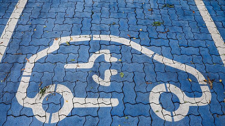 Elektromobilität – Parkplatz an Schnellladesäule