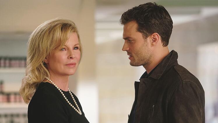 Eine ihrer bislang letzten Rollen: In "Fifty Shades of Grey: Gef&auml;hrliche Liebe" spielte Kim Basinger die Ex-Liebhaberin von Christian Grey (Jamie Dornan).