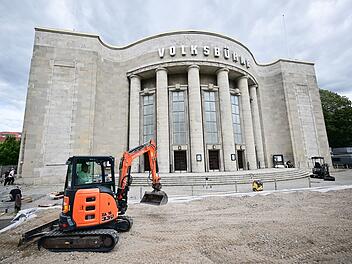 Tempor&auml;rer Pool vor der Volksb&uuml;hne