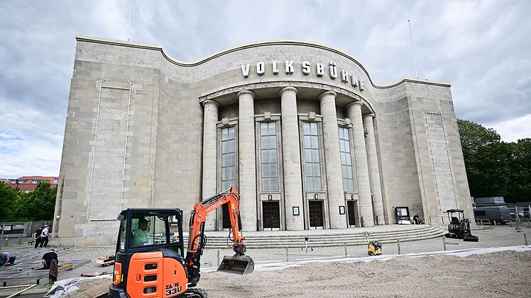 Tempor&auml;rer Pool vor der Volksb&uuml;hne