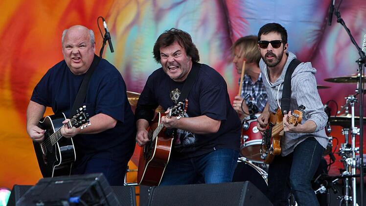 S&auml;nger/Schauspieler Jack Black (Mitte) mit Kyle Gass (links) von der Band Tenacious D stehen am Freitag  bei Rock im Park auf der Centerstage.
