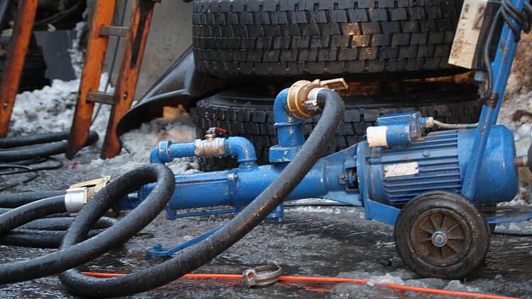 Mit externen Pumpen wie dieser wurden 32 000 Liter Heizöl abgepumpt und ...