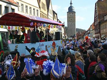 Hochbauten können bei Faschingsumzügen zu Problemen führen. Bestimmte Vorgaben gilt es einzuhalten. Archivfoto: Ralf Kestel