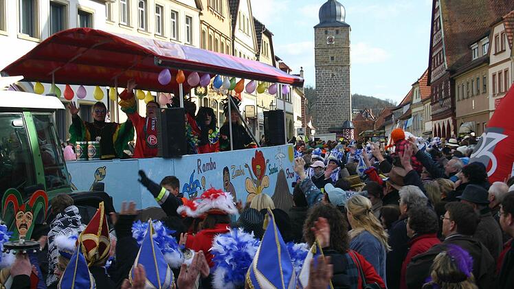 Hochbauten können bei Faschingsumzügen zu Problemen führen. Bestimmte Vorgaben gilt es einzuhalten. Archivfoto: Ralf Kestel
