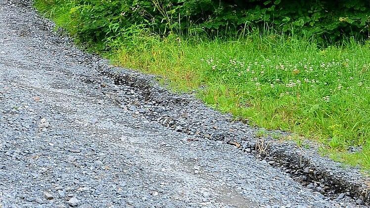 Tiefe Spurrillen verursachte das Unwetter in der Waizendorfer Ortsstraße und in der Verlängerung im Haagweg.