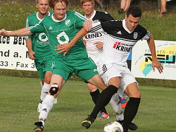 Der Sander Dominik Barth (rechts) hält sich hier geschickt den Garitzer Stopper Johannes Rüth vom Leib. Dahinter verfolgt Stefan Krines die Szene. Foto: gg