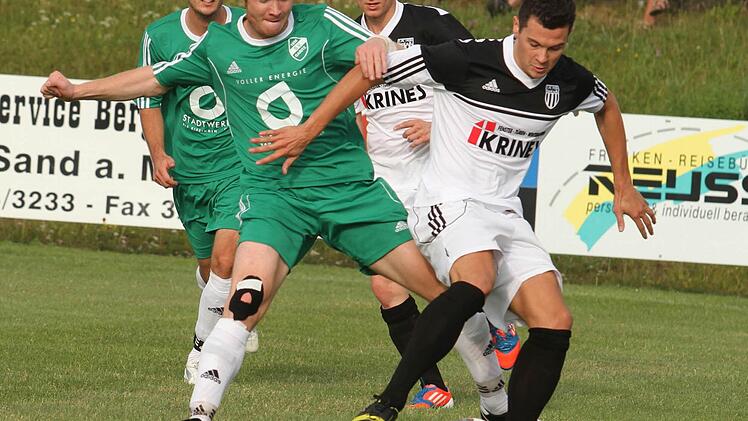 Der Sander Dominik Barth (rechts) hält sich hier geschickt den Garitzer Stopper Johannes Rüth vom Leib. Dahinter verfolgt Stefan Krines die Szene. Foto: gg