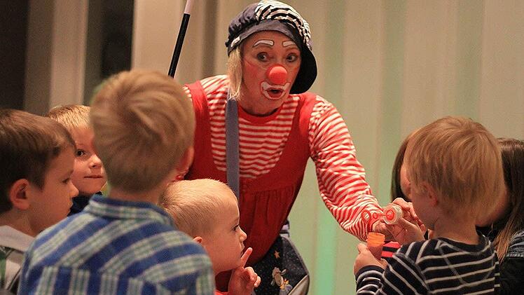 Die Kinder sind ganz Ohr. Foto: privat