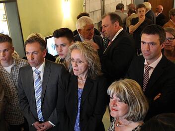 Hier verfolgt das Ehepaar Tritthart (Mitte) noch gebannt die ersten Ergebnisse der Stichwahl. Foto: Andreas Dorsch