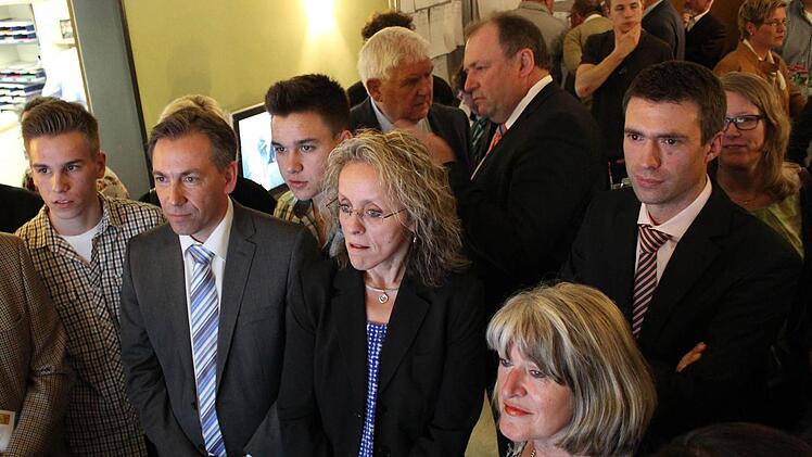 Hier verfolgt das Ehepaar Tritthart (Mitte) noch gebannt die ersten Ergebnisse der Stichwahl. Foto: Andreas Dorsch