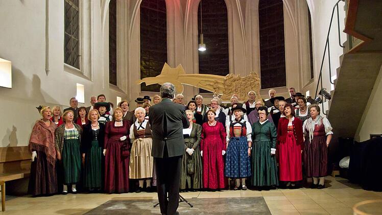 Ein stimmungsvolles Adventskonzert erlebten zahlreiche Zuhörer in der Heilig-Kreuz-Kirche. Im zweiten Teil sang der Gauverbands-Chor der Stadt Salzburg. Foto: jochen Berger
