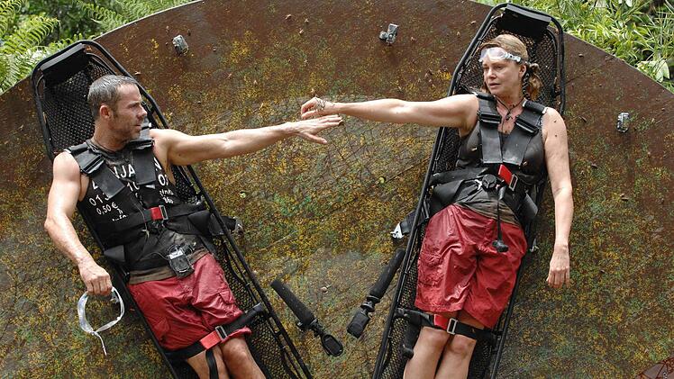 Tag 9 - Dschungelprüfung 9 "Un-Glücksrad": Die Camper haben unter sich entschieden, das Maren Gilzer (44) und Benjamin Boyce (36) auch mal zu einer Dschungelprüfung antreten dürfen. Sie sind auf einem 'Un-Glücksrad' festgeschnallt. Während sich das Rad dreht, ihre Köpfe teilweise unter Wasser sind und sie in Kontakt mit div. Tieren kommen, müssen sie Fragen beantworten und Bälle in einen Korb werfen. Foto: RTL