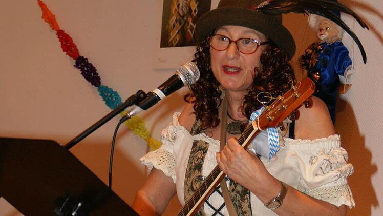 Alles, was Andrea Neuß im Laufe des Jahres im Städtchen entdeckt, präsentiert sie beim Seniorenfasching als G"stanzl-Sängerin. Foto: Sabine Weinbeer