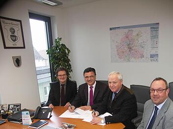 Unterzeichnung des Kooperationsvertrags (Breitbandausbau) der Gemeinde Michelau mit der Deutschen Telekom (von links): Rainer Werb, Klaus Markert, Helmut Fischer und Detlef Sperlich Foto: Horst Habermann