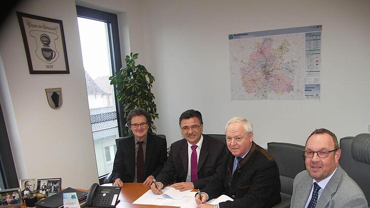Unterzeichnung des Kooperationsvertrags (Breitbandausbau) der Gemeinde Michelau mit der Deutschen Telekom (von links): Rainer Werb, Klaus Markert, Helmut Fischer und Detlef Sperlich Foto: Horst Habermann