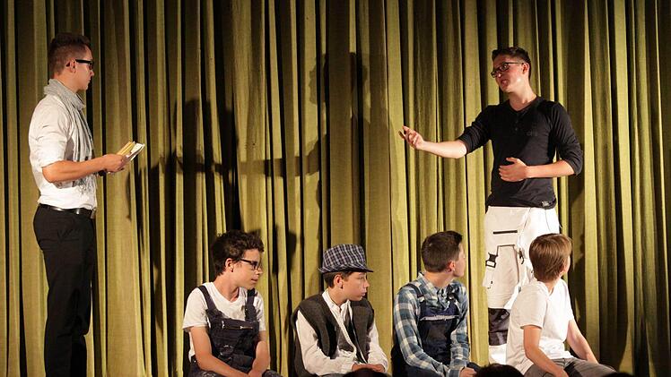 Die Handwerker entwickeln ihr Theaterspiel. Foto: Thomas Dill