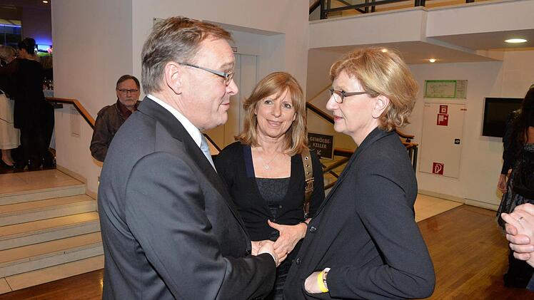 Oberbürgermeister Andreas Starke und seine Lebensgefährtin (Mitte) feierten im Theater ins neue Jahr hinein. Foto: Rinklef