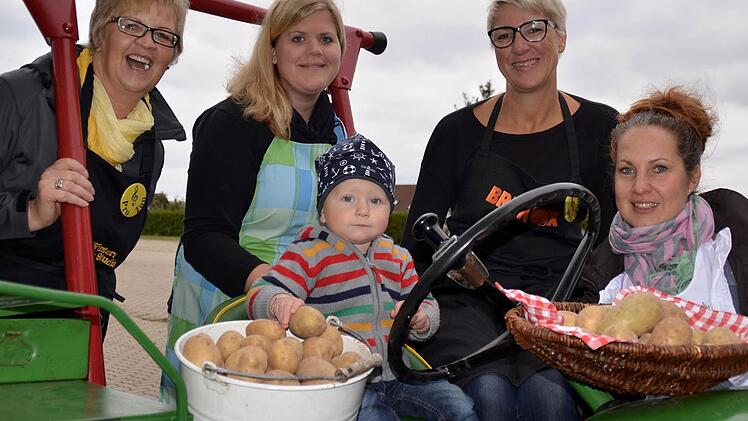 Annegret Winter (links), Martina Kleinheinz mit Theo sowie Nicole Kirchner und Anja Stendel vom Organisationsteam haben schon die ersten Kartoffeln besorgt. Etwa einen Zentner, entspricht 50 Kilogramm, werden sie am Wochenende verarbeiten. Foto: Kathrin Kupka-Hahn