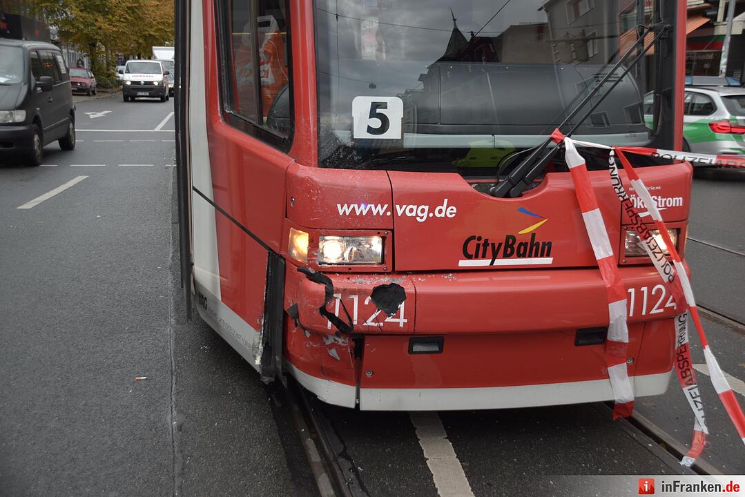 Nürnberg-Südstadt: Pkw rammt Straßenbahn