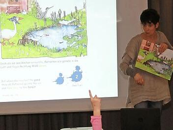 Interaktive Lesung mit den beiden Bamberger Kinderbuch-Autorinnen Petra Ringelmann-Blank (r.) und Barbara Bollerhoff Foto: Mathias Erlwein