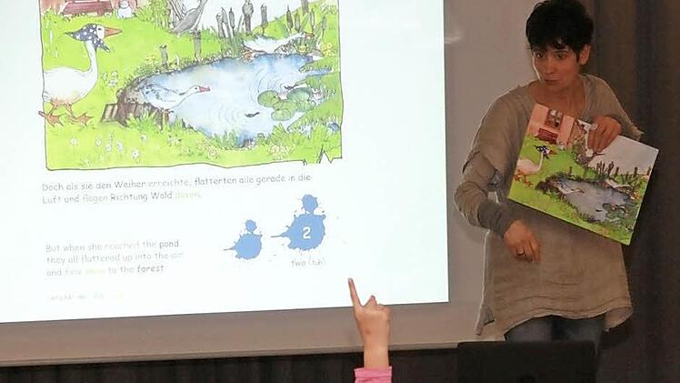 Interaktive Lesung mit den beiden Bamberger Kinderbuch-Autorinnen Petra Ringelmann-Blank (r.) und Barbara Bollerhoff Foto: Mathias Erlwein