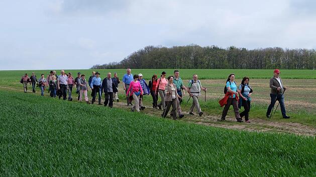 Teilnehmer wandern von Thundorf auf historischen Pfaden nach Ebertshausen. Foto: Philipp Bauernschubert