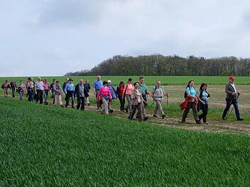 Teilnehmer wandern von Thundorf auf historischen Pfaden nach Ebertshausen. Foto: Philipp Bauernschubert
