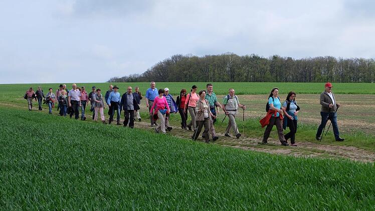 Teilnehmer wandern von Thundorf auf historischen Pfaden nach Ebertshausen. Foto: Philipp Bauernschubert