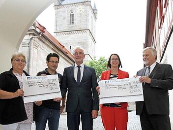 Veronika Lunz (Projekt MEF Uganda), Thomas Willert (Organisator), Peter Wirkner (Leiter der Schaeffler-Bigband), Corinna Schittenhelm (Schaeffler-Vorstand) und Wolfgang Tereick (Vorstandssprecher der Diakonie) bei der Spendenübergabe Foto: Richard Sänger