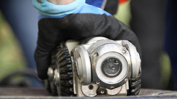 Mit dieser Unterwasserkamera wird die Quelle untersucht. Foto: Ulrike Müller