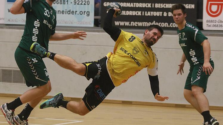 Im Hinspiel in Saarlouis fuhren die Coburger um Kreisläufer Dominic Kelm einen ungefährdeten 26:18-Auswärtssieg ein.  Foto: Iris Bilek