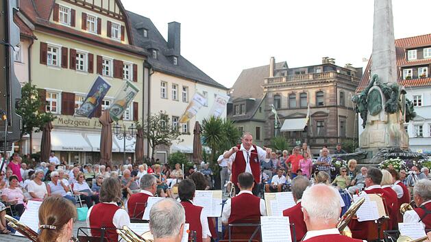 Die Stadtkapelle Kulmbach verzauberte Blasmusikfans mit ihren Weisen auf dem Kulmbacher Marktplatz.Sonny Adam