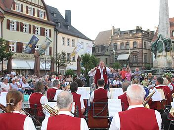 Die Stadtkapelle Kulmbach verzauberte Blasmusikfans mit ihren Weisen auf dem Kulmbacher Marktplatz.Sonny Adam