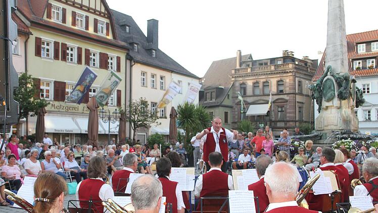 Die Stadtkapelle Kulmbach verzauberte Blasmusikfans mit ihren Weisen auf dem Kulmbacher Marktplatz.Sonny Adam