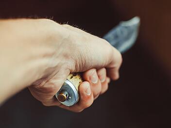 Mit Anrempeln begann ein Streit unter jungen Männern im Look. Der endete damit, dass einer mit einem Messer verletzt wurde. Symbolfoto: venerala / Adobe Stock