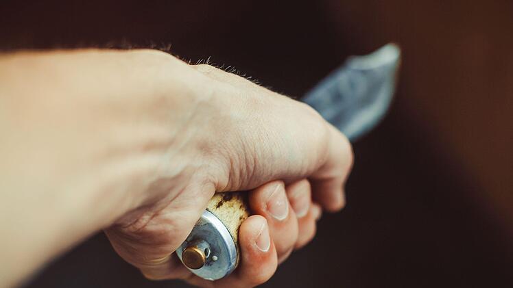 Mit Anrempeln begann ein Streit unter jungen Männern im Look. Der endete damit, dass einer mit einem Messer verletzt wurde. Symbolfoto: venerala / Adobe Stock