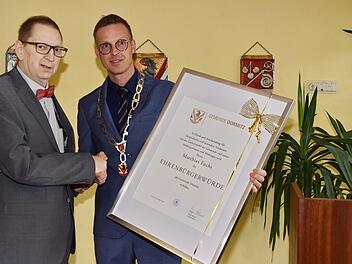 Bürgermeister  Holger Bezold (r.) überreicht die Urkunde an den neuen Ehrenbürger Matthias Fuchs. Foto: Karl Heinz Wirth