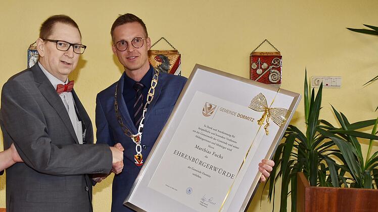 Bürgermeister  Holger Bezold (r.) überreicht die Urkunde an den neuen Ehrenbürger Matthias Fuchs. Foto: Karl Heinz Wirth